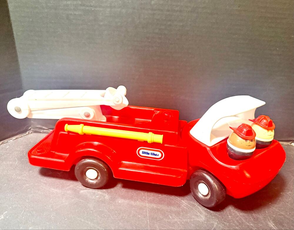 Vintage Little Tikes Toddle Tots 18” Fire Truck Engine 2 firemen 1980’s